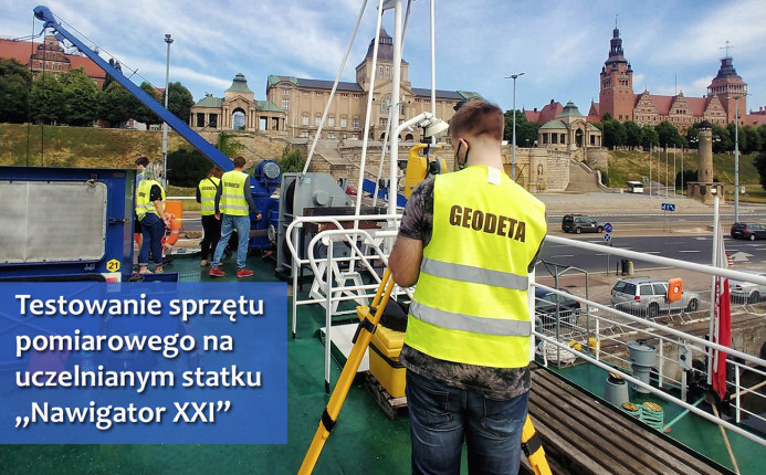 Studenci z teodolitem na pokładzie statku badawczo-szkolnego Nawigator  XXI