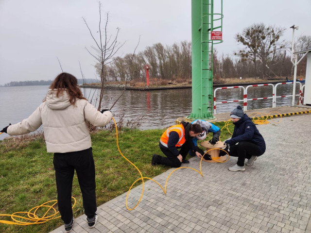 Studenci kierunku geodezja i kartografia podczas pomiarów