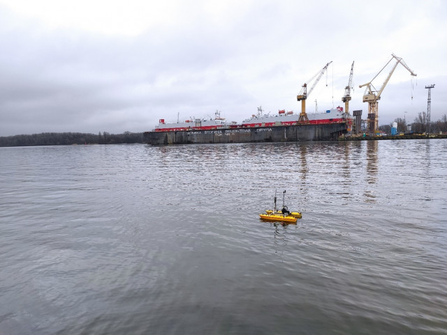 Dron ASV podczas nawodnych testów na wodach Odry.