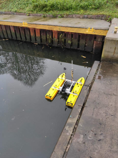 Dron ASV podczas nawodnych testów na wodach Odry.