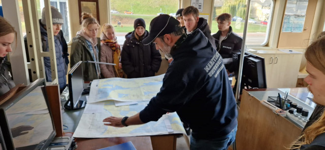 Studenci  I roku kierunku oceanotechnika na mostku kapitańskim statku PM - Nawigator XXI