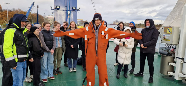 Studenci  I roku kierunku oceanotechnika na pokładzie statku PM - Nawigator XXI