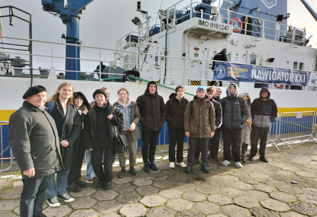 Studenci  I roku kierunku oceanotechnika na nabrzeżu przed wejściem na statek PM - Nawigator XXI