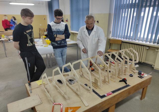 Studenci Akademii Morskiej w Szczecinie, studiujący na kierunku oceanotechnika uczą się budować jachty z laminatów.