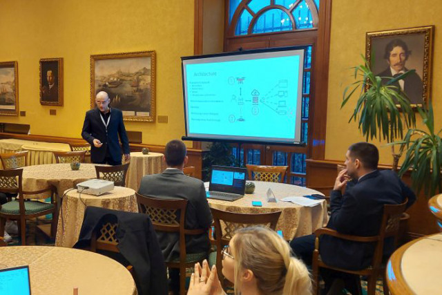Prof. dr hab. inż Lucjan Gucma podczas wystąpienia na konferencji morskiej w Kotorze