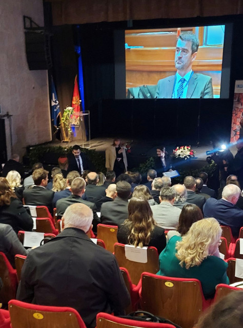 Uczestnicy konferencji morskiej w Kotorze na sali obrad