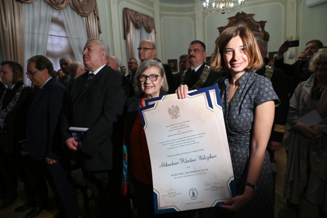 Córka oraz żona prof. A. Walczaka z dyplomem nadania doktora honoris causa