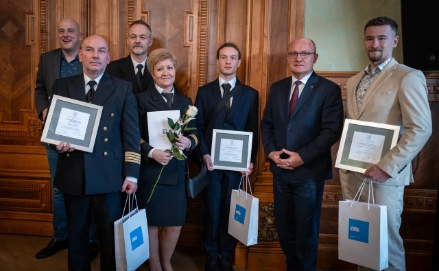 Laureaci Akademickich Nagród Prezydenta Miasta Szczecina  z Prezydentem Szczecina Piotrem Krzystkiem