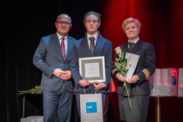 Laureat nagrody inż. Maciej Lisak  z promotorką pracy inżynierskiej dr inż. Moniką Bortnowską w towarzystwie Prezydenta Szczecina Piotra Krzystka