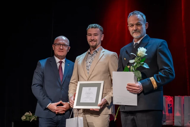 Laureaci Akademickich Nagród Prezydenta Miasta Szczecina mgr inż. Jakub Byczek i dr hab. inż. Tomasz Abramowski, prof. PM, w towarzystwie Prezydenta Szczecina Piotra Krzystka