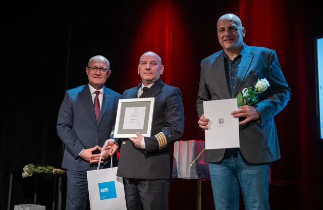 Laureaci nagrody dr inż. kpt. ż.w. Remigiusz Dzikowski, prof. PM, dr hab. inż. Maciej Gucma, prof. PM w towarzystwie Prezydenta Szczecina Piotra Krzystka