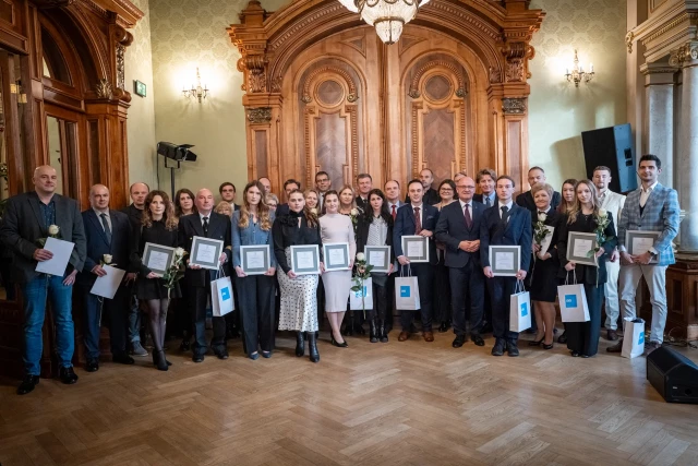Laureaci Akademickich Nagród Prezydenta Miasta Szczecina  z Prezydentem Szczecina Piotrem Krzystkiem