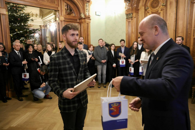 Dawid Kapała odbiera nagrodę od Prezydenta Miasta Szczecin Piotra Krzystka