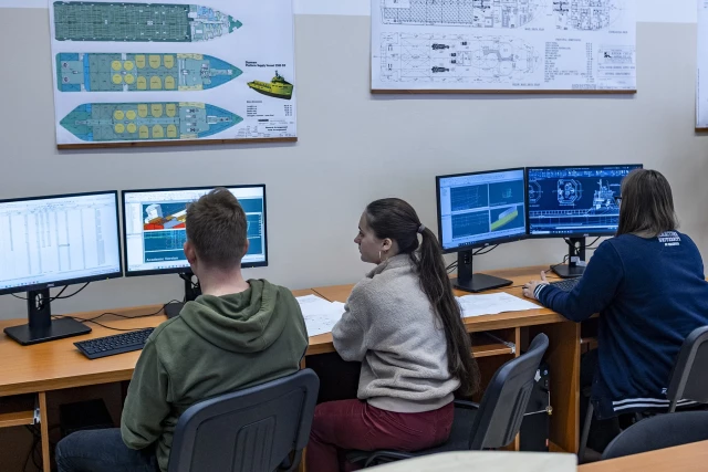 Studenci podczas zajęć z projektowania