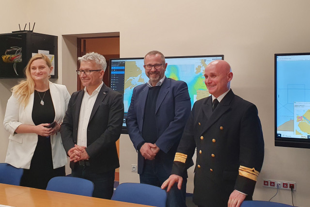 Dziekan Wydziału Nawigacyjnego dr hab. inż. st. of. Paweł Zalewski, prof. PM wraz z zaproszonymi gośćmi w nowoczesnym laboratorium map elektronicznych.