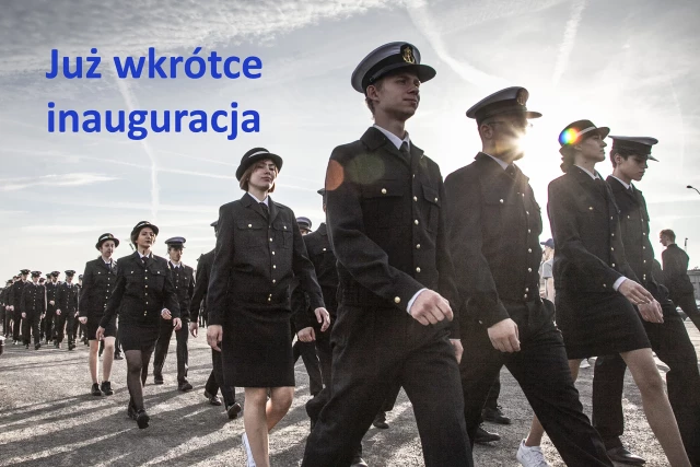Studenci PM mundurowi podczas treninigu do inauguracji