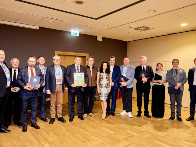 Uczestnicy konferencji TransNav 2025 - zdjęcie grupowe