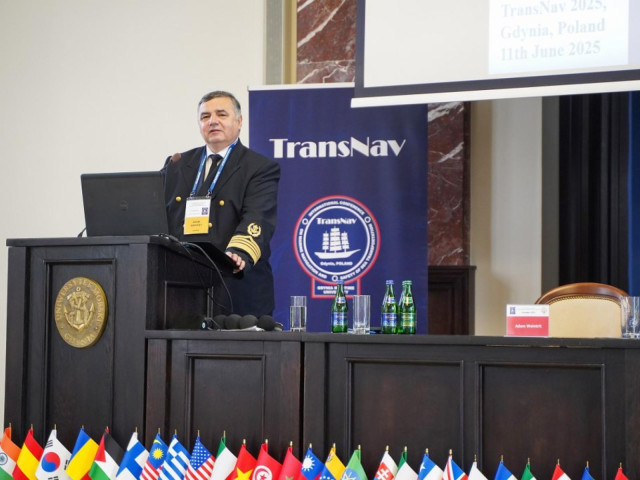 Rektor UMG przemawia na konferencji TransNav 2025