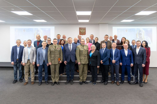 Zdjęcie grupowe uczestników Konwentu Dziekanów Wydziałów Geodezyjnych