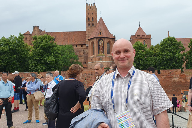 Dziekan Wydziału Nawigacyjnego, dr hab. inż. st. of. Paweł Zalewski, prof. PM, AFNI na tle zamku w Malborku