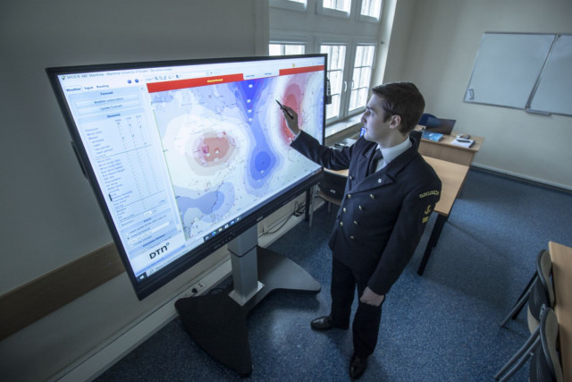 Studenci podczas zajęć na nowych stołach nawigacyjnych, Wydział Nawigacyjny Akademii Morskiej w Szczecinie.
