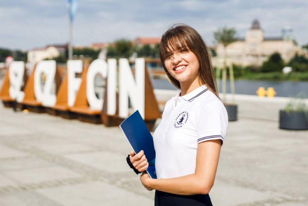 uśmiechnięta studentka Akademii Morskiej