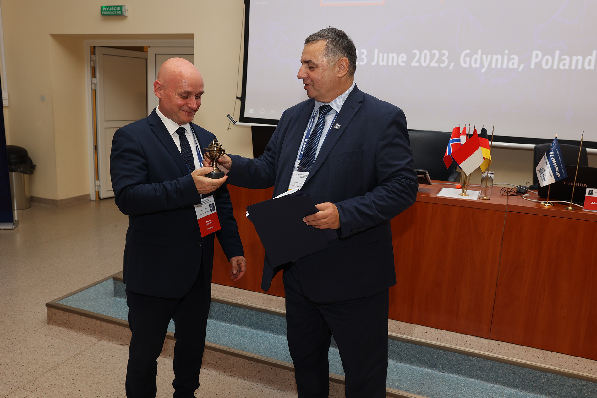 Dziekan Wydziału Nawigacyjnego, dr hab. inż. st. of. Paweł Zalewski, prof. PM, AFNI i Rektor Uniwersytetu Morskiego w Gdyni, prof. dr. hab. inż. kpt. ż.w. Adam Weintrit, FNI na konferencji TrasNav 2023