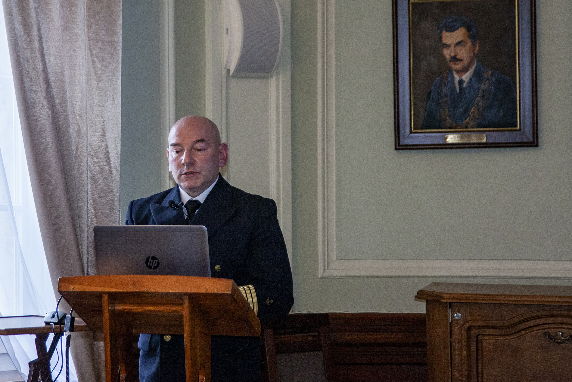 Mgr inż. kpt. ż.w. Remigiusz Dzikowski podczas publicznej obrony pracy doktorskiej