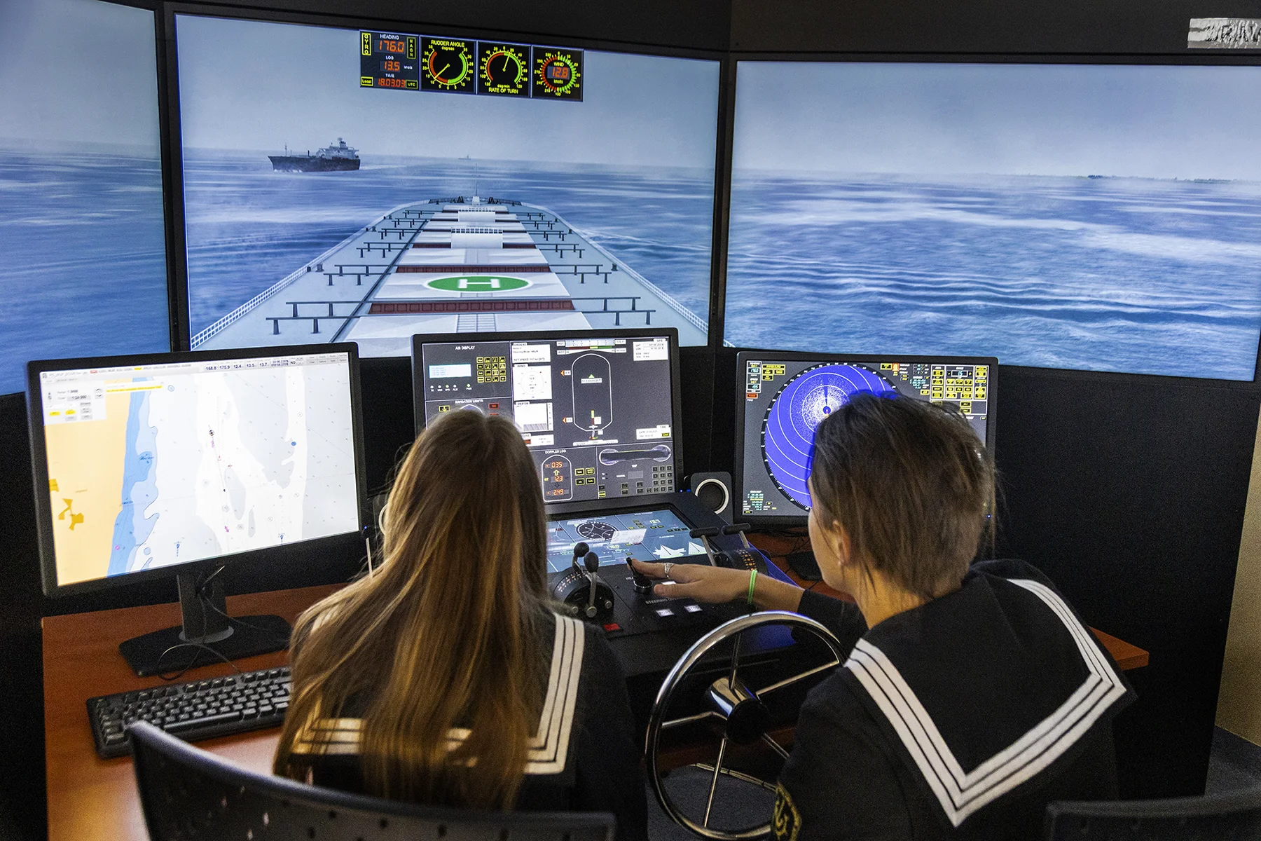 Uczniowie szkoły średniej przy symulatorze mostka nawigacyjnego na Politechnice Morskiej w Szczecinie