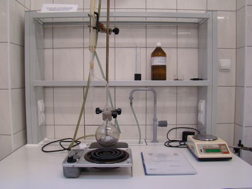 Stanowisko do oznaczania zawartości wody w produktach naftowych metodą destylacyjną w Zakładzie Chemii na Politechnice