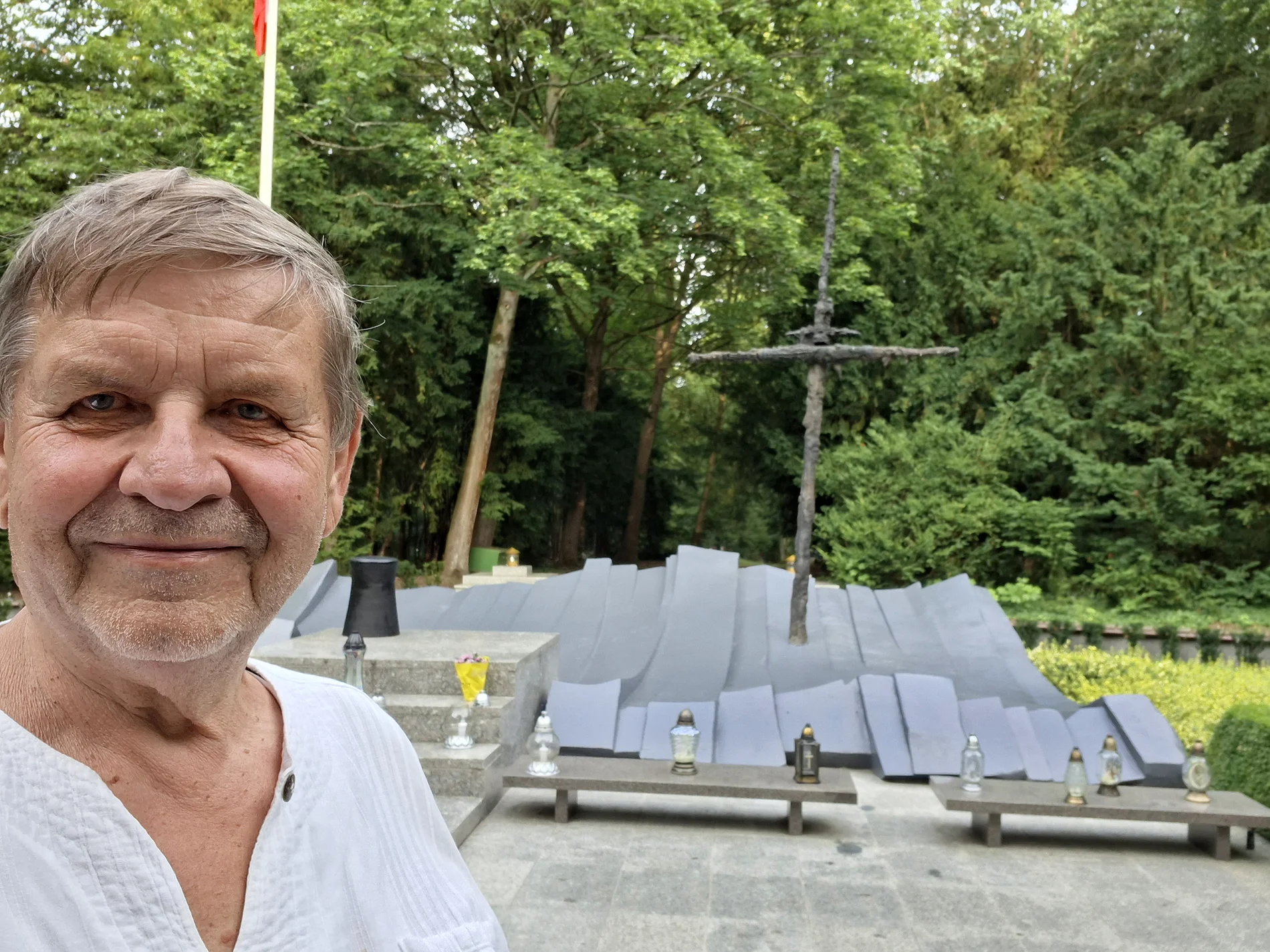 Kpt. ż.w. W. Grycner przed pomnikiem poświęconym „Tym, którzy nie powrócili z morza” w Szczecinie  lipiec 2026