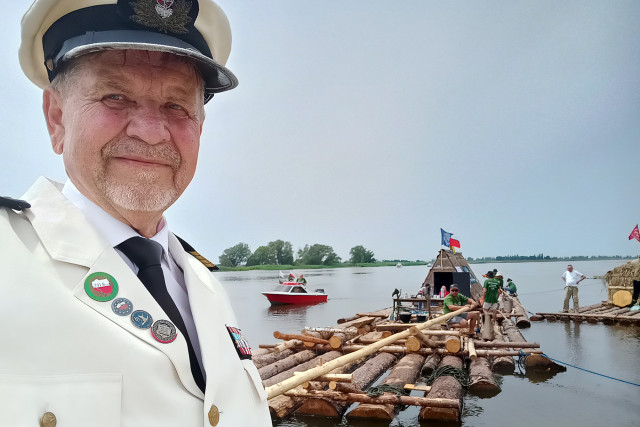 Kpt. ż.w. Włodzimierz Grycner przy tratwie podczas Flisu Odrzańskiego