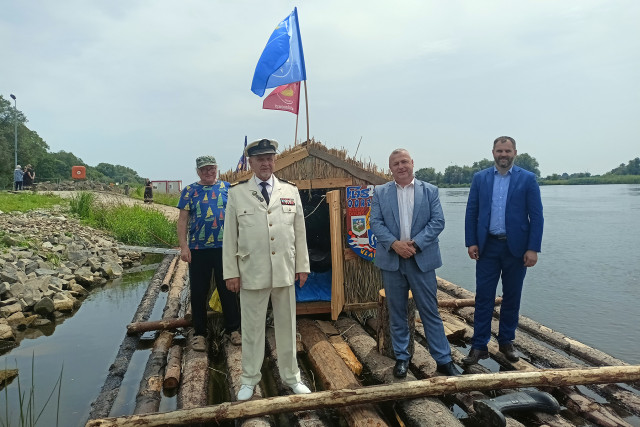 Kpt. ż.w. Włodzimierz Grycner  z uczestnikami Flisu Odrzańskiego na tratwie