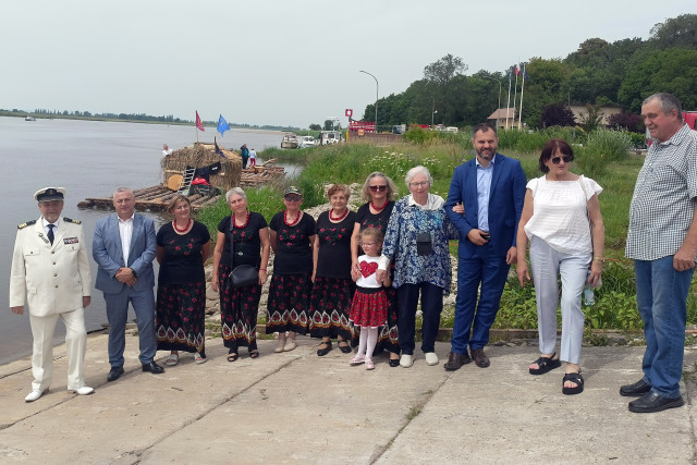 Kpt. ż.w. Włodzimierz Grycner  z uczestnikami Flisu Odrzańskiego