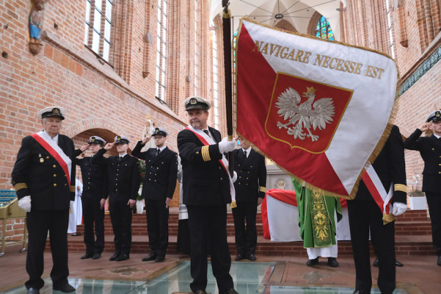 Członkowie Szczecińskiego Klubu Kapitanów Żeglugi Wielkiej ze swoim sztandarem