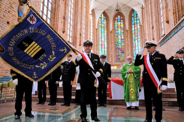 Członkowie Szczecińskiego Klubu Kapitanów Żeglugi Wielkiej ze swoim sztandarem