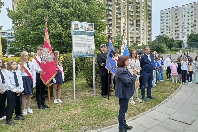 Uczestnicy Apelu Pamięci przy tablicach kapitanów