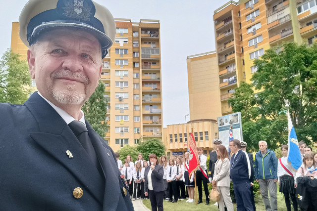 Uczestnicy Apelu Pamięci przy tablicach kapitanów