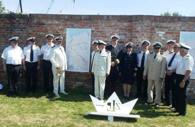 Członkowie Szczecińskiego Klubu Kapitanów Żeglugi Wielkiej  podczas uroczystości odsłonięcia map