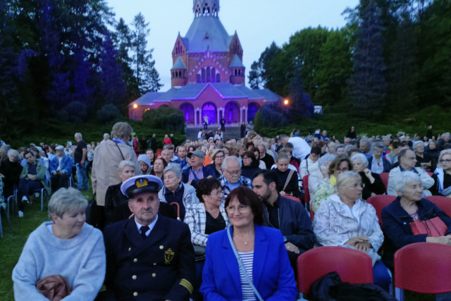 Widzowie podczas koncertu na cmentarzu Centralnym w Szczecinie