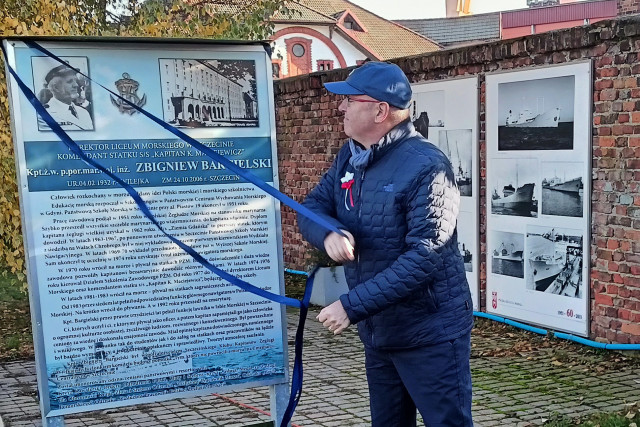 Uroczyste odsłonięcie pamiątkowej tablicy na Skwerze Kapitanów