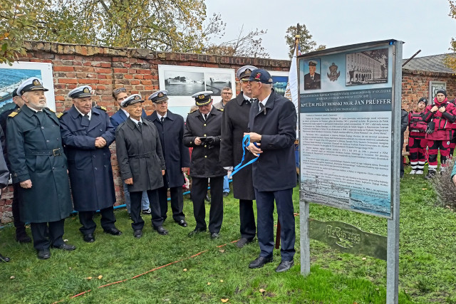 Uroczyste odsłonięcie pamiątkowej tablicy na Skwerze Kapitanów