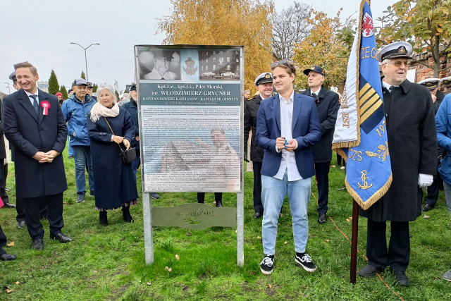 Uroczyste odsłonięcie pamiątkowej tablicy na Skwerze Kapitanów