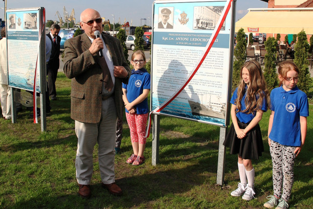 Uroczyste odsłonięcie pamiątkowej tablicy na Skwerze Kapitanów