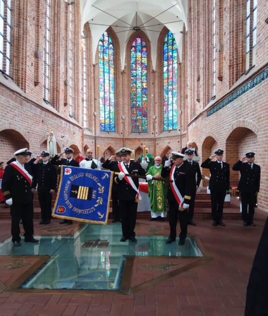 Członkowie  Szczecińskiego Klubu Kapitanów Żeglugi Wielkiej prezentują sztandar  w kościele