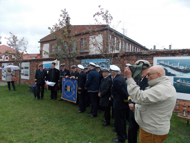 Członkowie Szczecińskiego Klubu Kapitanów Żeglugi Wielkiej i goście na uroczystości odsłonięcia tablicy Kapitanów Żeglugi Wielkiej