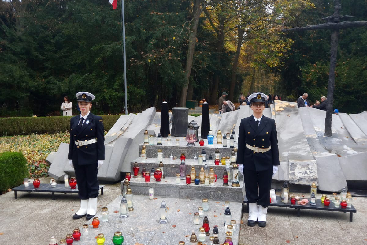 Warta honorowa Kompanii Honorowej Politechniki Morskiej przy pomniku "Tym, którzy nie powrócili z morza" na Cmentarzu Centralnym w Szczecinie