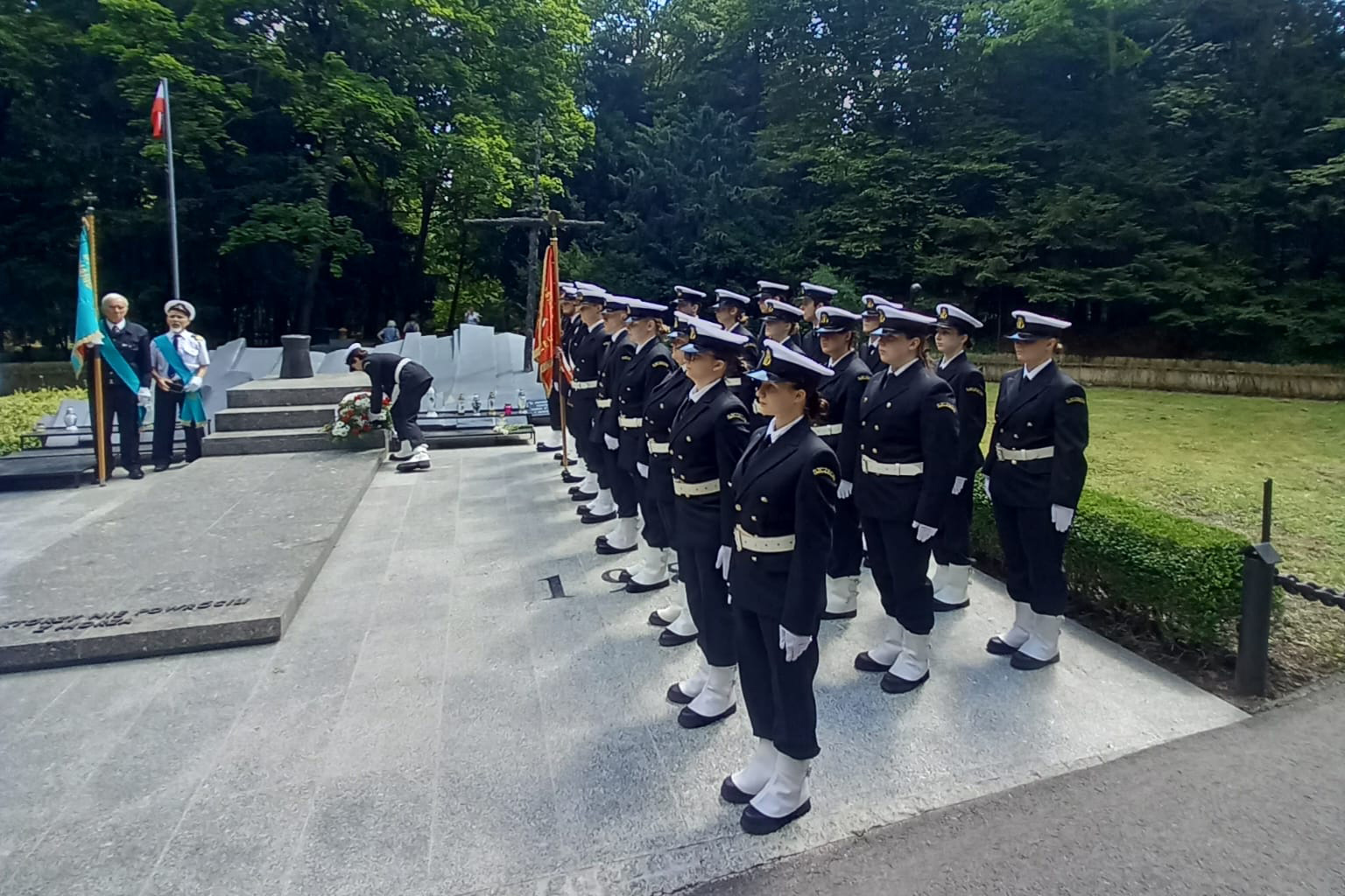 Kompania Honorowa Politechniki Morskiej ze sztandarem przy pomniku na Cmentarzu Centralnym