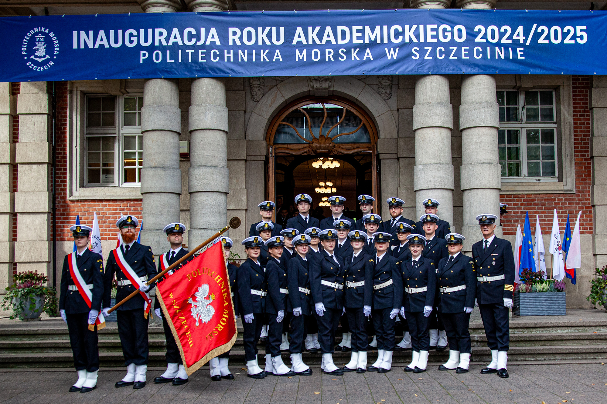 Studenci z Kompanii Honorowej PM przed wejściem do budynku uczelni - zdjęcie grupowe