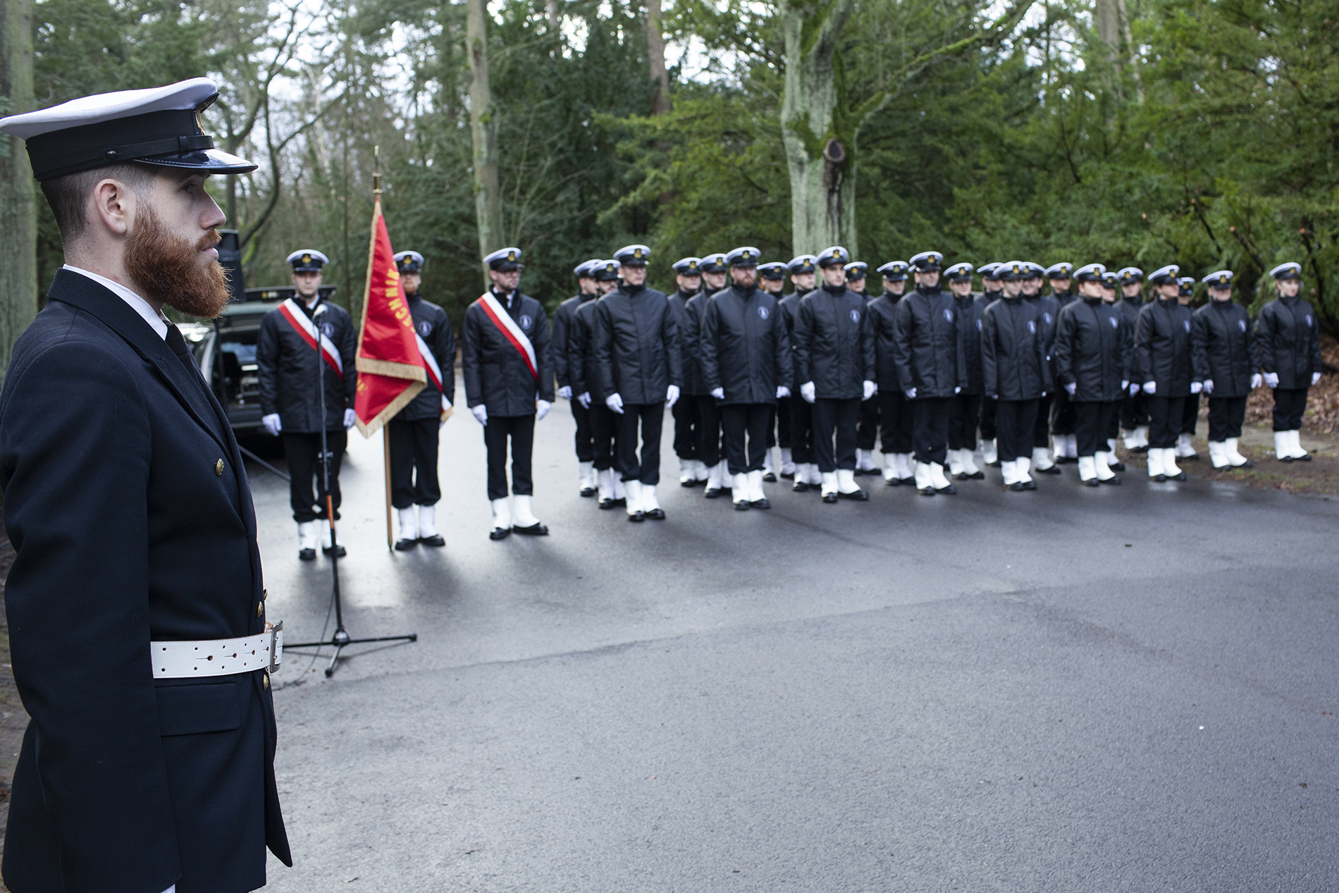 Uczestnicy i uczestniczki Kompanii Honorowej Politechniki Morskiej w szeregu podczas uroczystości rocznicowych katastrofy promu Heweliusz na cmentarzu Centralnym w Szczecinie